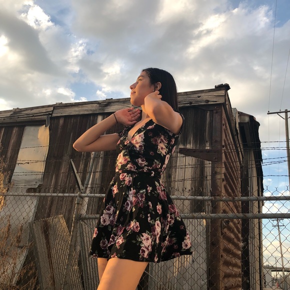 Meet your posher 💛 - Picture 5 of 5